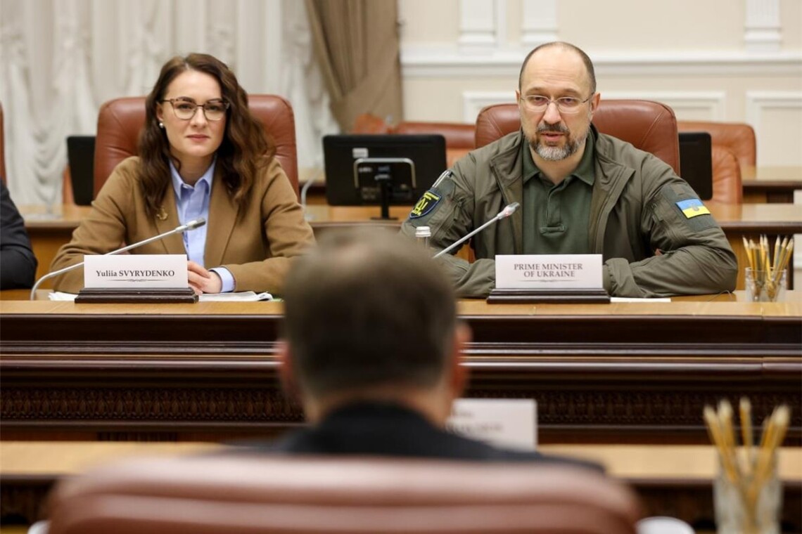 RazomUA - Орден за відставку: Зеленський нагородив Свириденко і Шмигаля через день після розпуску Кабміну