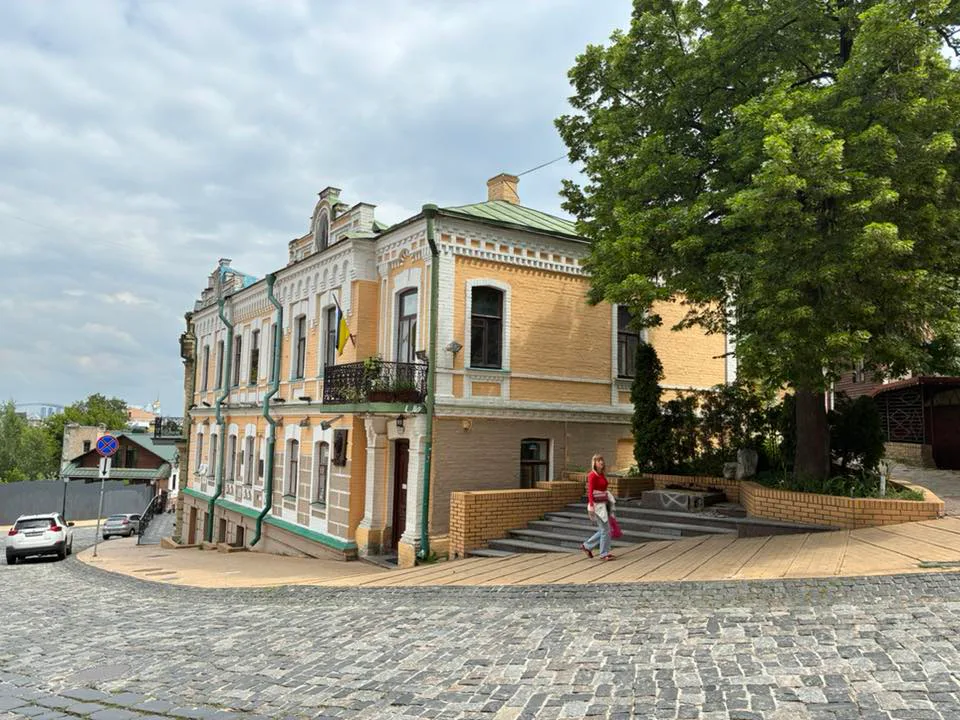 RazomUA - "First in the world — and last on the slope: Kyiv dismantled Bulgakov monument after three years of hesitation"