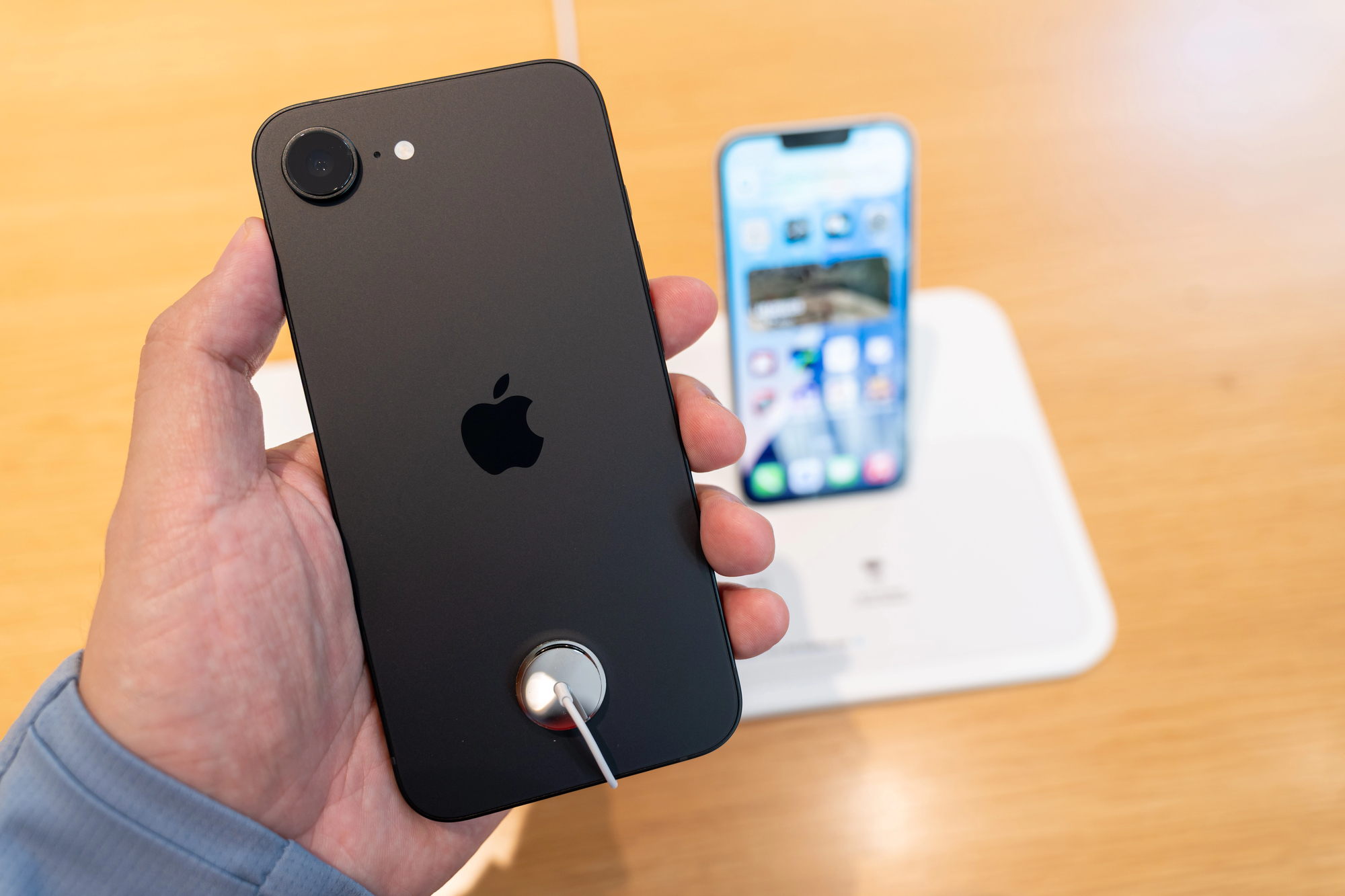 RazomUA - iPhone 17e With MagSafe and 25W: What to Expect and What It Will Mean for Ukrainians