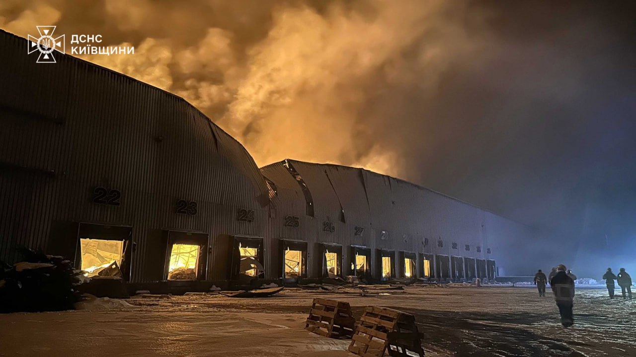 RazomUA - Пожар на складе Roshen под Яготином после ночной атаки РФ — риски для логистики и энергетики Киевщины