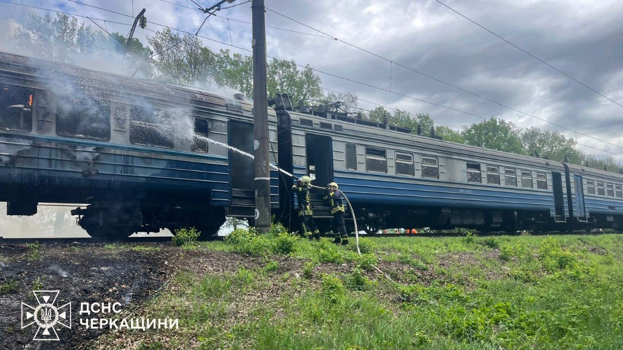 RazomUA - 180 квадратних метрів вогню на ходу: електричка Черкаси – Знам'янка загорілася під час руху