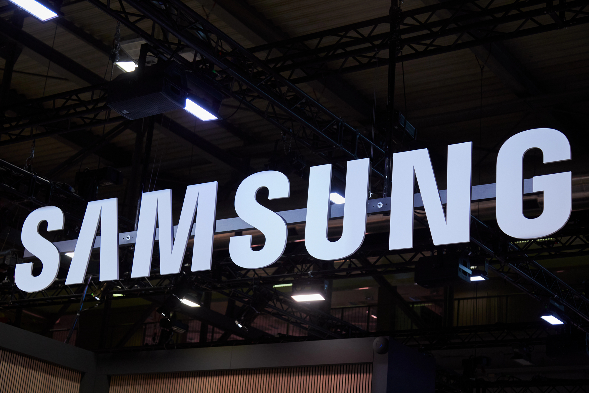 RazomUA - Samsung змінює форму, поки Apple ще не вийшла: що стоїть за тизером з Людиною-павуком