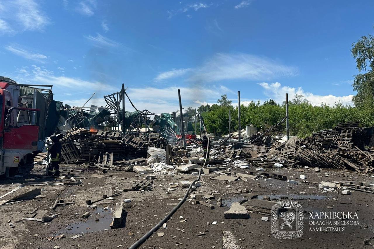 RazomUA - Rakete auf Lager in Dergatschy: zwei Tote, drei in kritischem Zustand — Teil eines massiven Angriffs mit 367 Trägermitteln