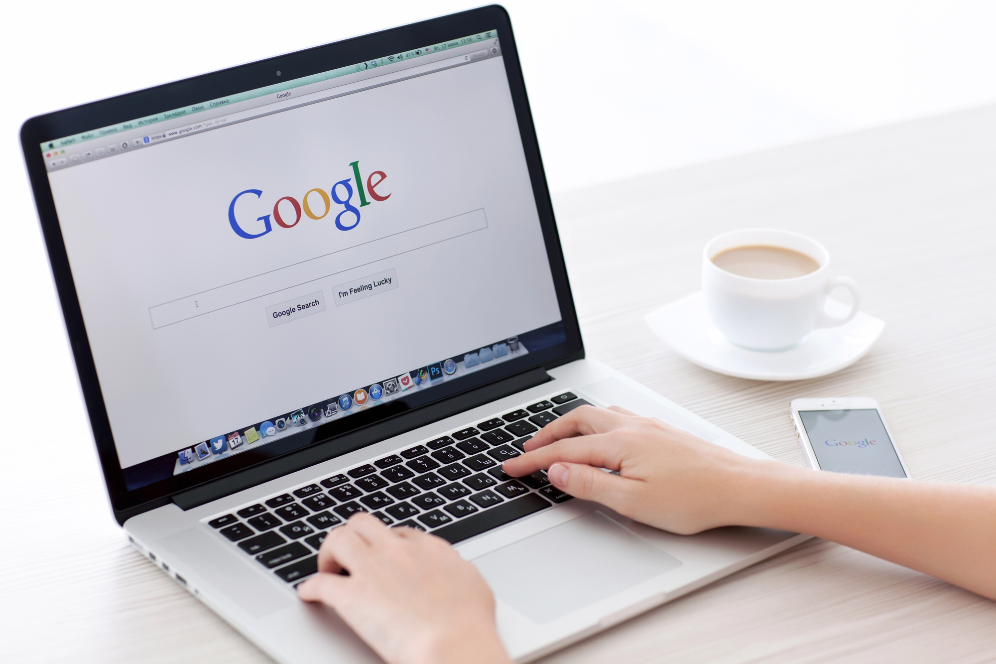 RazomUA - Google tests AI-generated headlines in Discover — some proved inaccurate