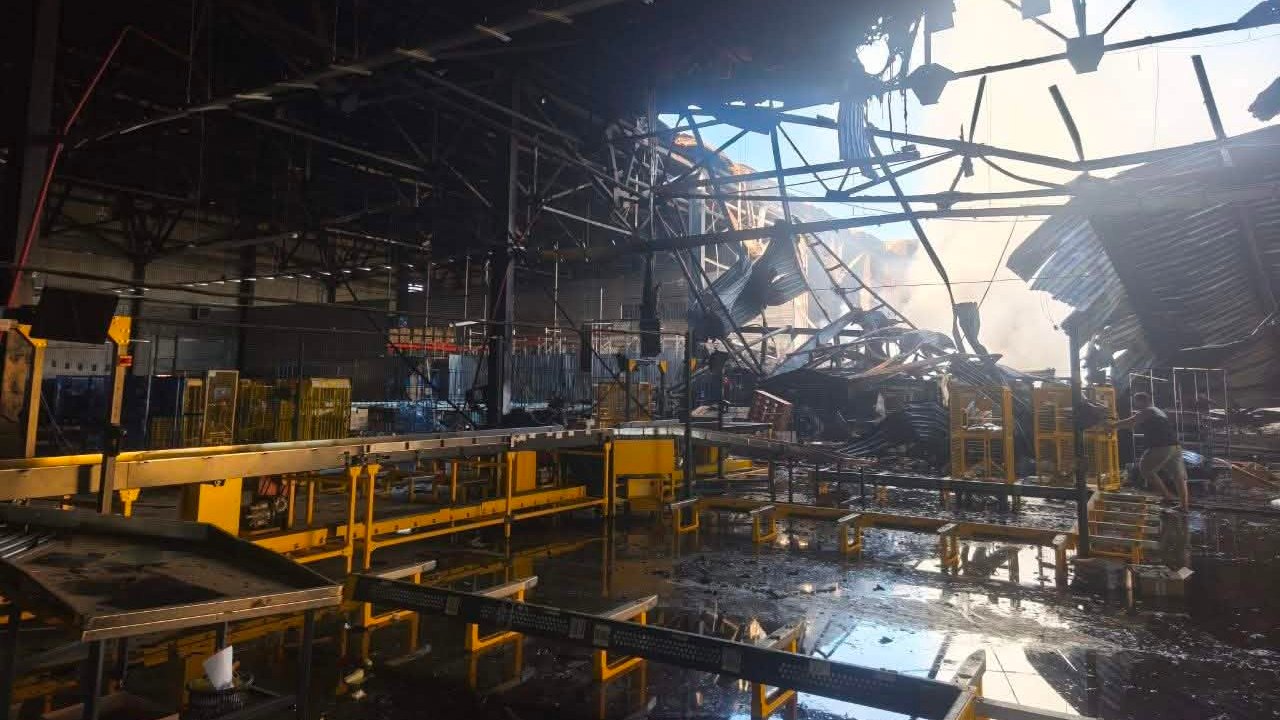 RazomUA - Shahed hits Kharkiv Ukrposhta hub: fire covers 1,000 sq.m, parcels buried under rubble