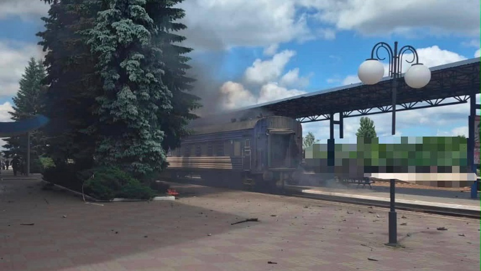 RazomUA - Un drone Shahed abattu s'écrase sur un train de passagers à Soumy : quatre blessés à la gare