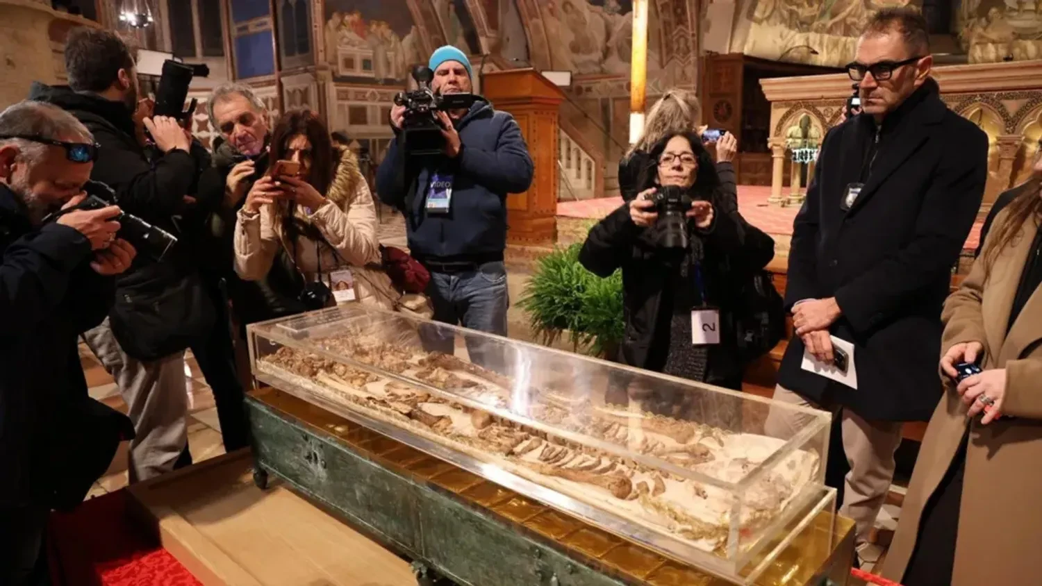 RazomUA - Relics of St. Francis put on display in Assisi for first time since 1978 — 400,000 reservations and why it matters