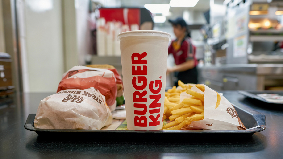 RazomUA - Burger King в Казахстане: дискриминация повара с аутизмом переросла в политический скандал и увольнение менеджеров