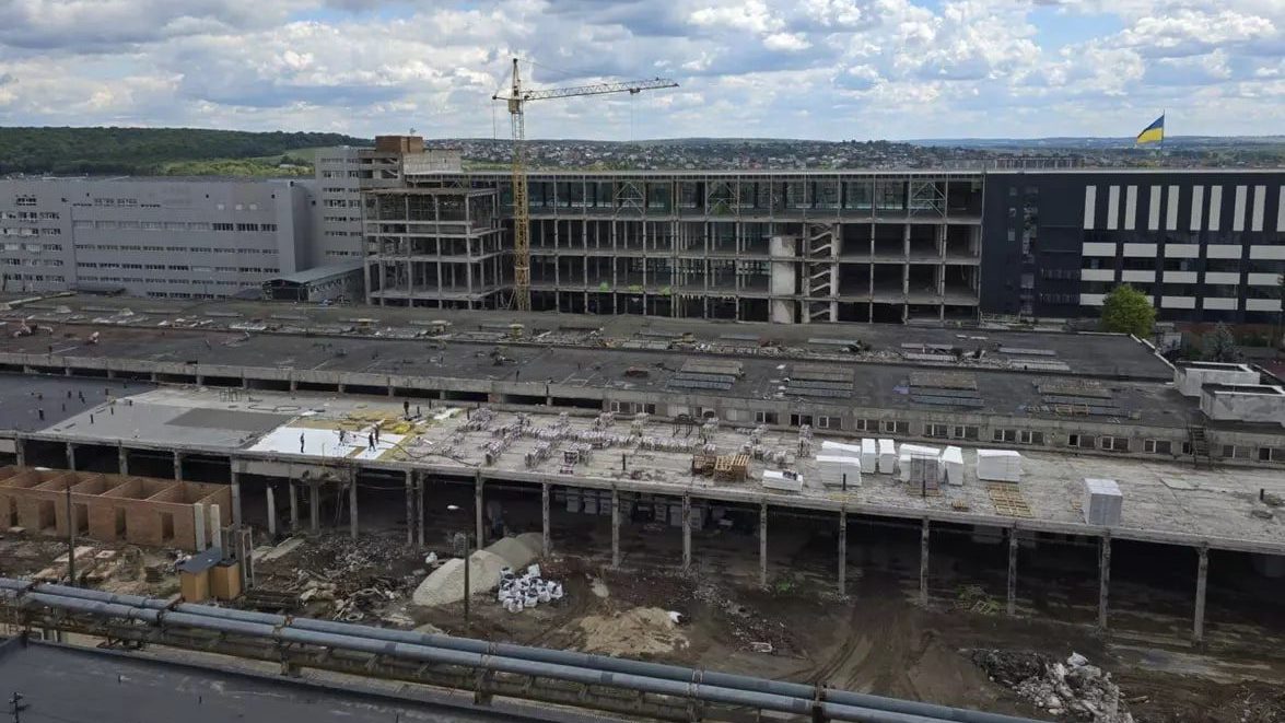 RazomUA - In Chmelnyzkyj wird das größte Gebäude des Werks „Temp“ zu einem Einkaufszentrum umgebaut.
