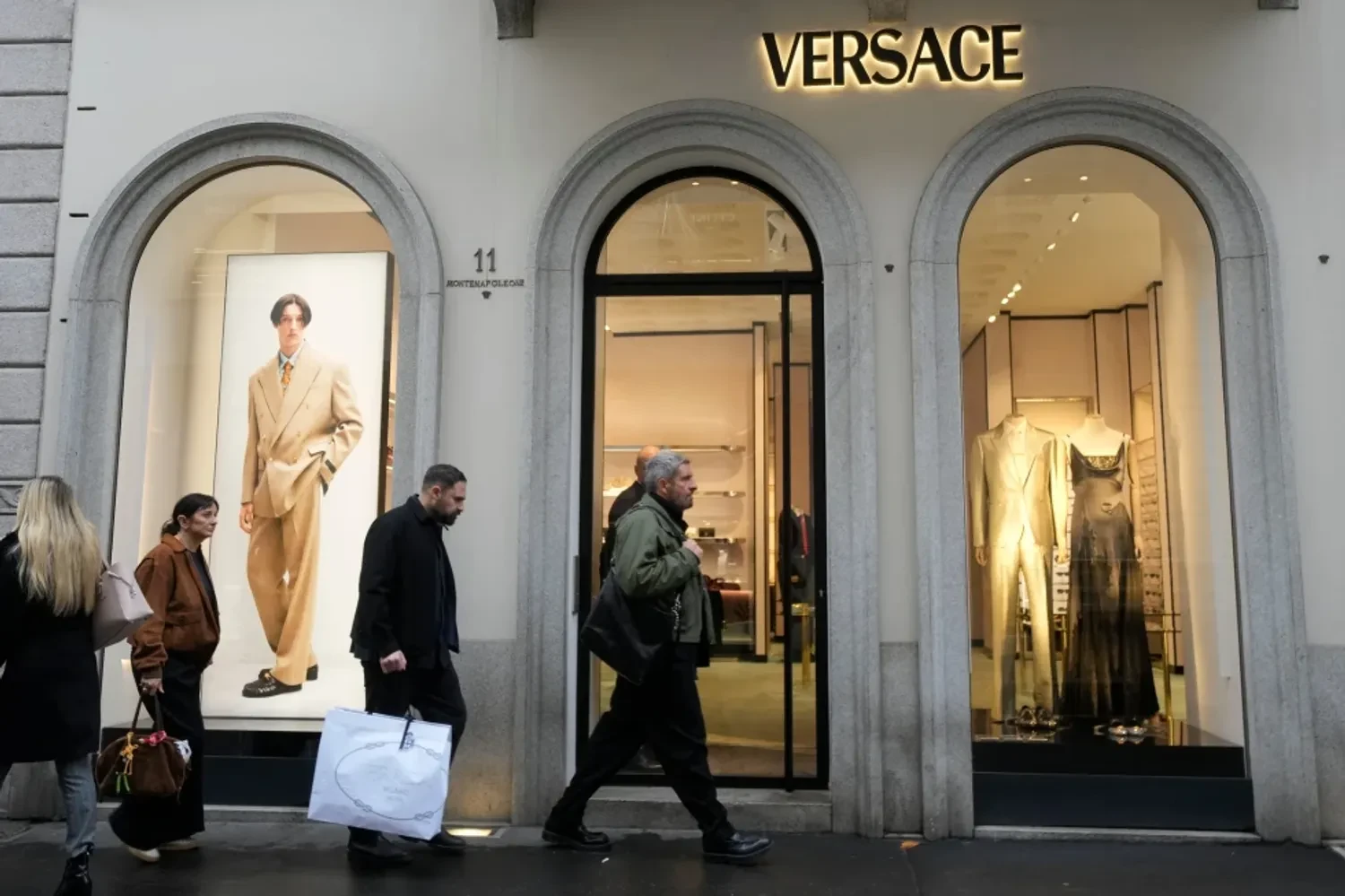 RazomUA - Versaces Kreativdirektor Dario Vitale verlässt das Modehaus nach der Übernahme durch Prada