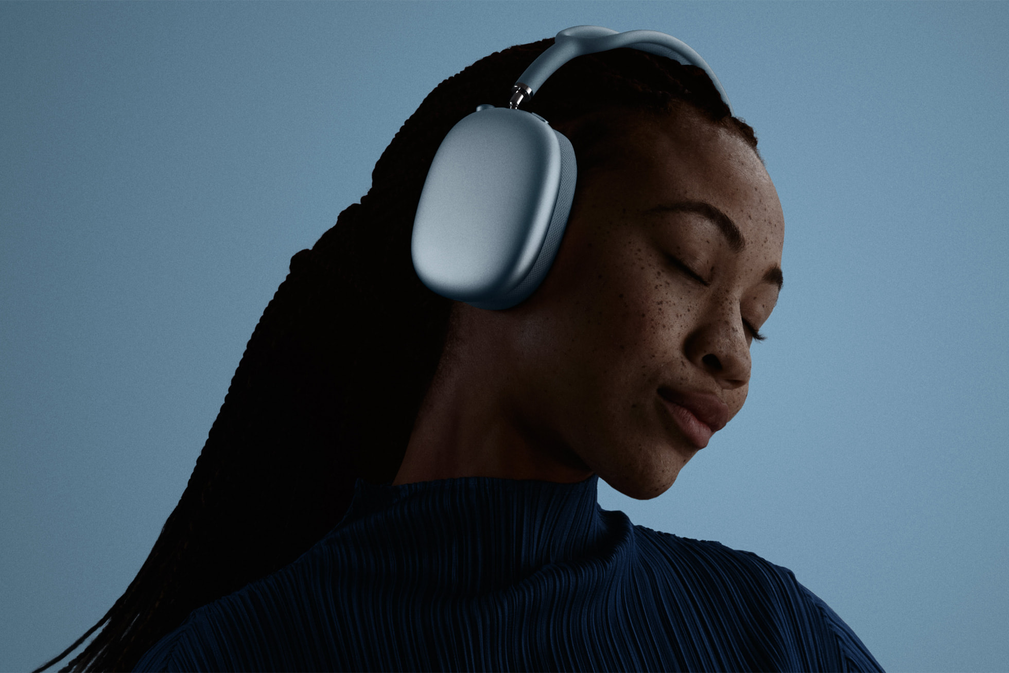 RazomUA - AirPods Max 2: Apple усиливает звук и добавляет Live Translation — что это даёт украинцам за $549