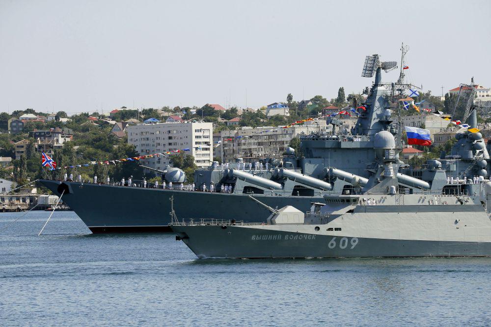 RazomUA - Флот без моря: как украинские удары превратили Черноморский флот РФ в береговую артиллерию