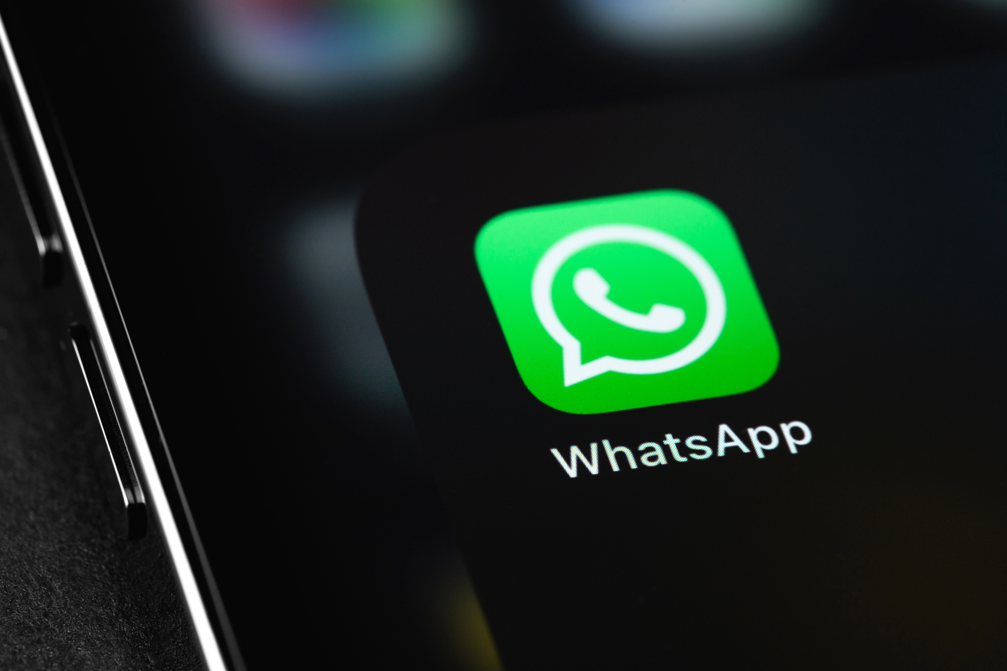RazomUA - WhatsApp добавляет ИИ‑ответы: быстрее писать и новые вопросы безопасности для украинцев