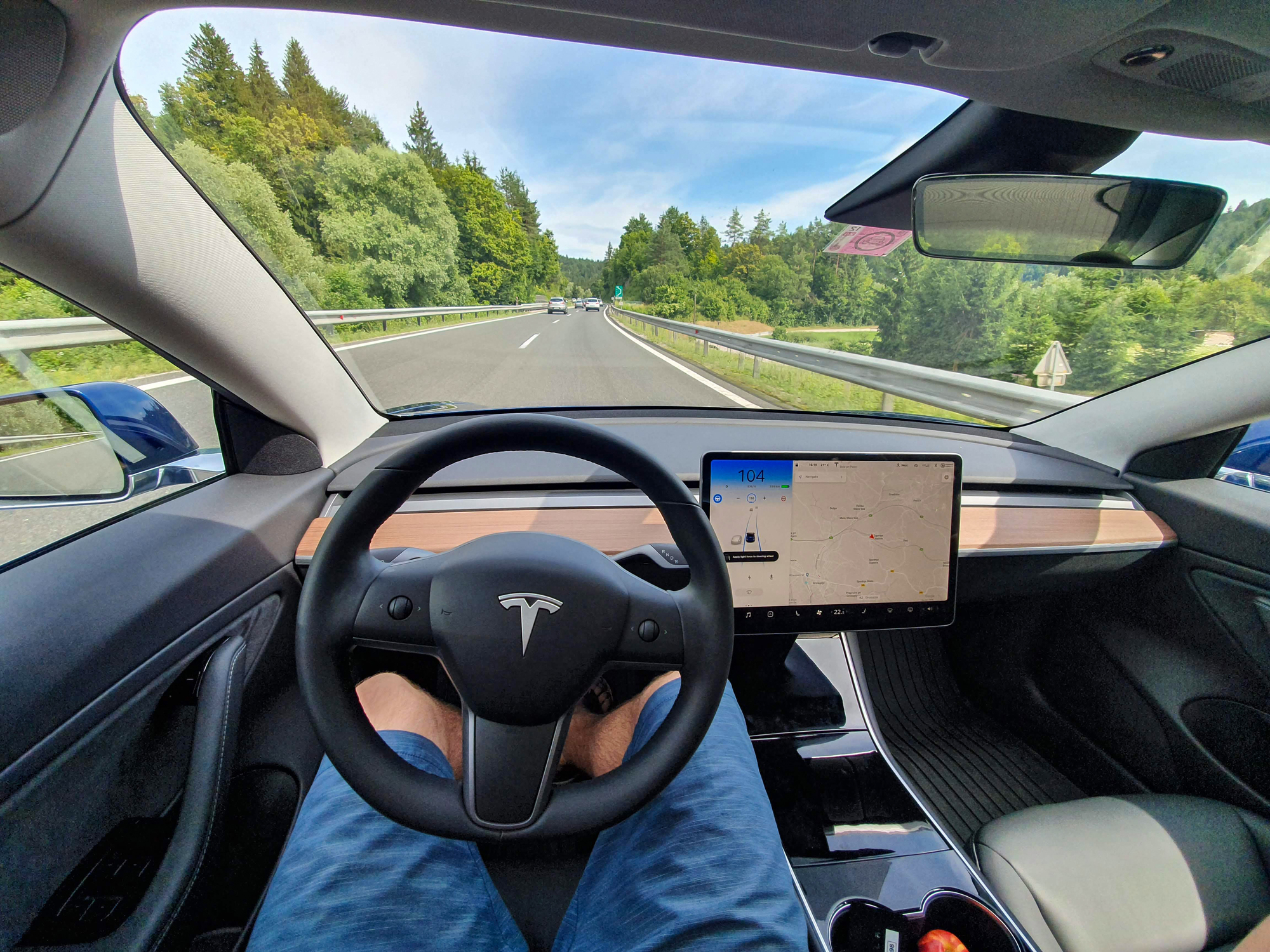 RazomUA - Grok в Tesla: AI‑помощник в автомобилях Европы — что это означает для водителей и для Украины