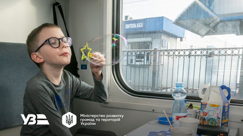 RazomUA - Вагони незламності: понад 30 мобільних хабів вирушають у регіони — 14 поїдуть у прифронтові громади
