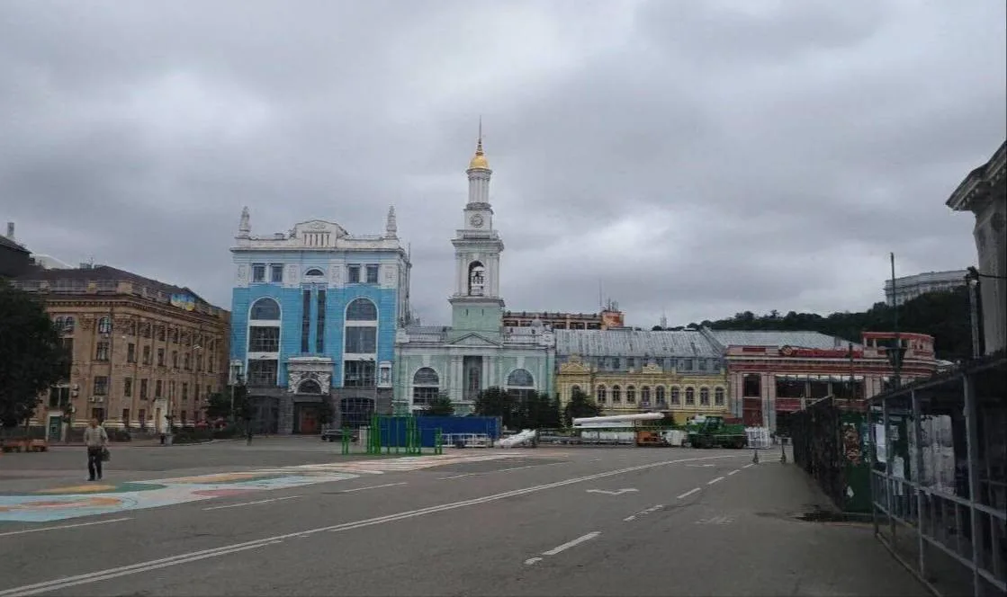 RazomUA - Колесо огляду з Контрактової площі демонтують після 8 років і кількох судів — його везуть у Трускавець
