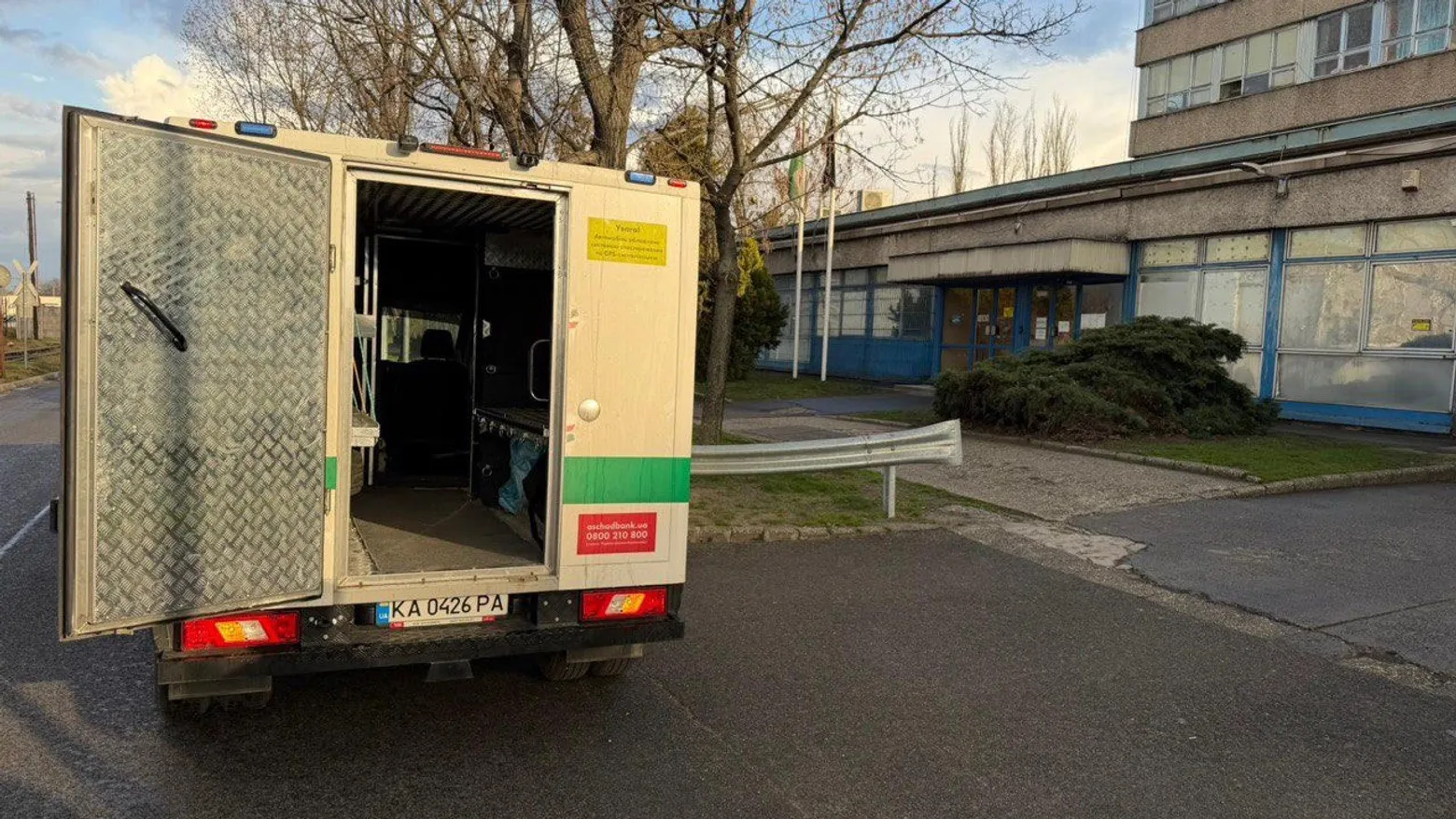 RazomUA - Ощадбанк приостановил завоз наличных после задержания инкассаторов в Венгрии — НБУ сглаживает дефицит за счёт резервов