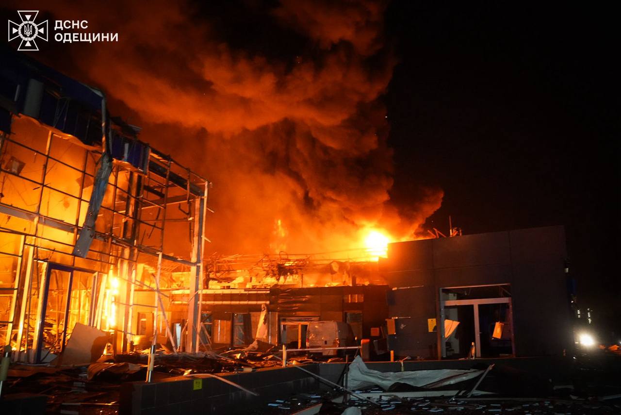 RazomUA - La Russie a frappé un port dans la région d'Odessa : des entrepôts d'engrais endommagés, un mort, six blessés