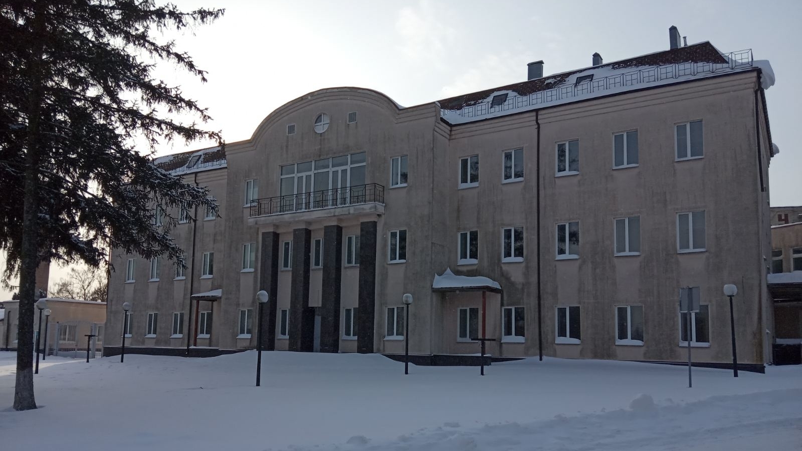 RazomUA - Der Staatliche Vermögensfonds stellt den Immobilienkomplex Budfarfor in Slavuta zum zweiten Mal zum Verkauf