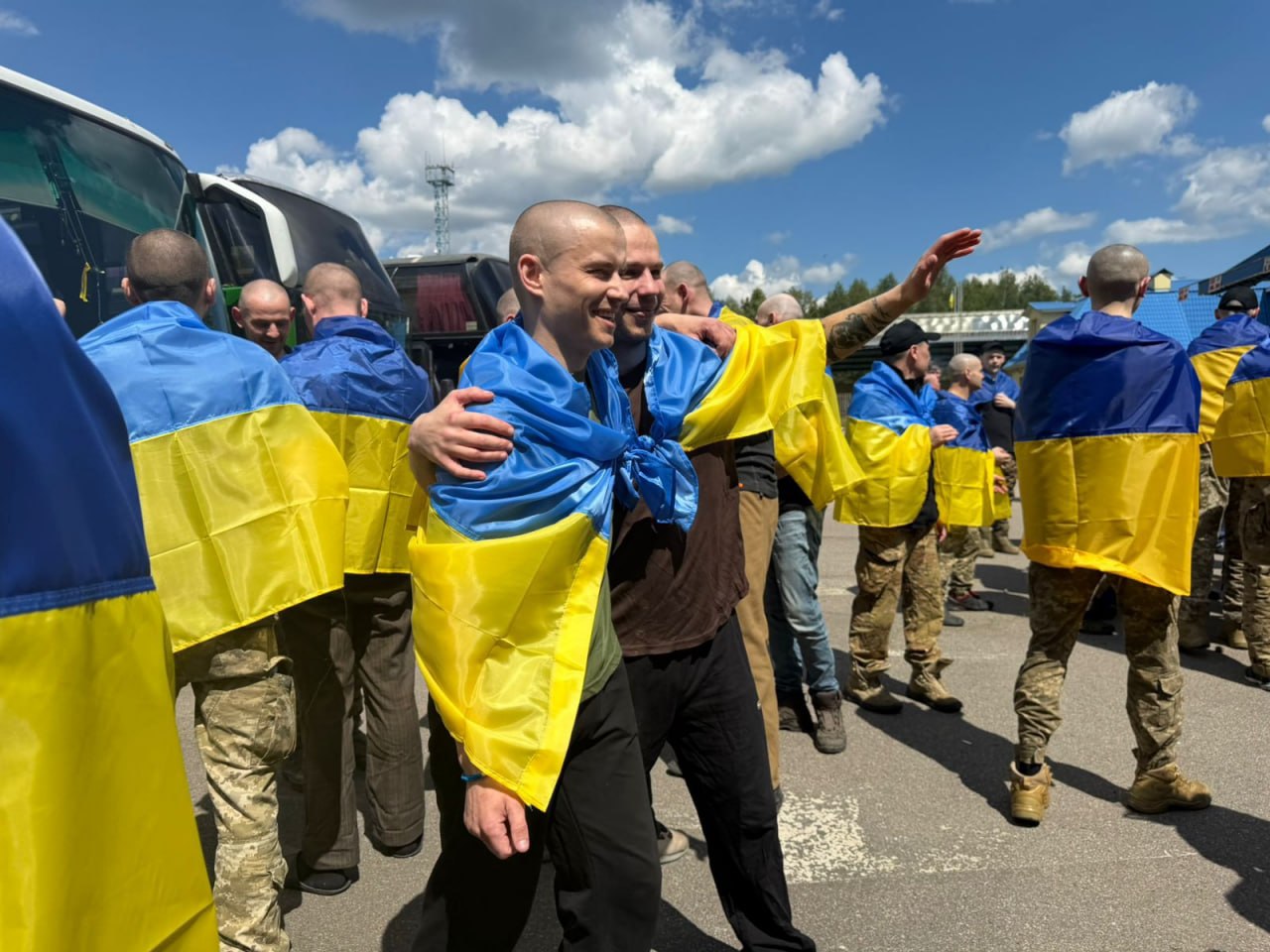 RazomUA - 185 українських захисників повернулися додому: що відомо про новий обмін