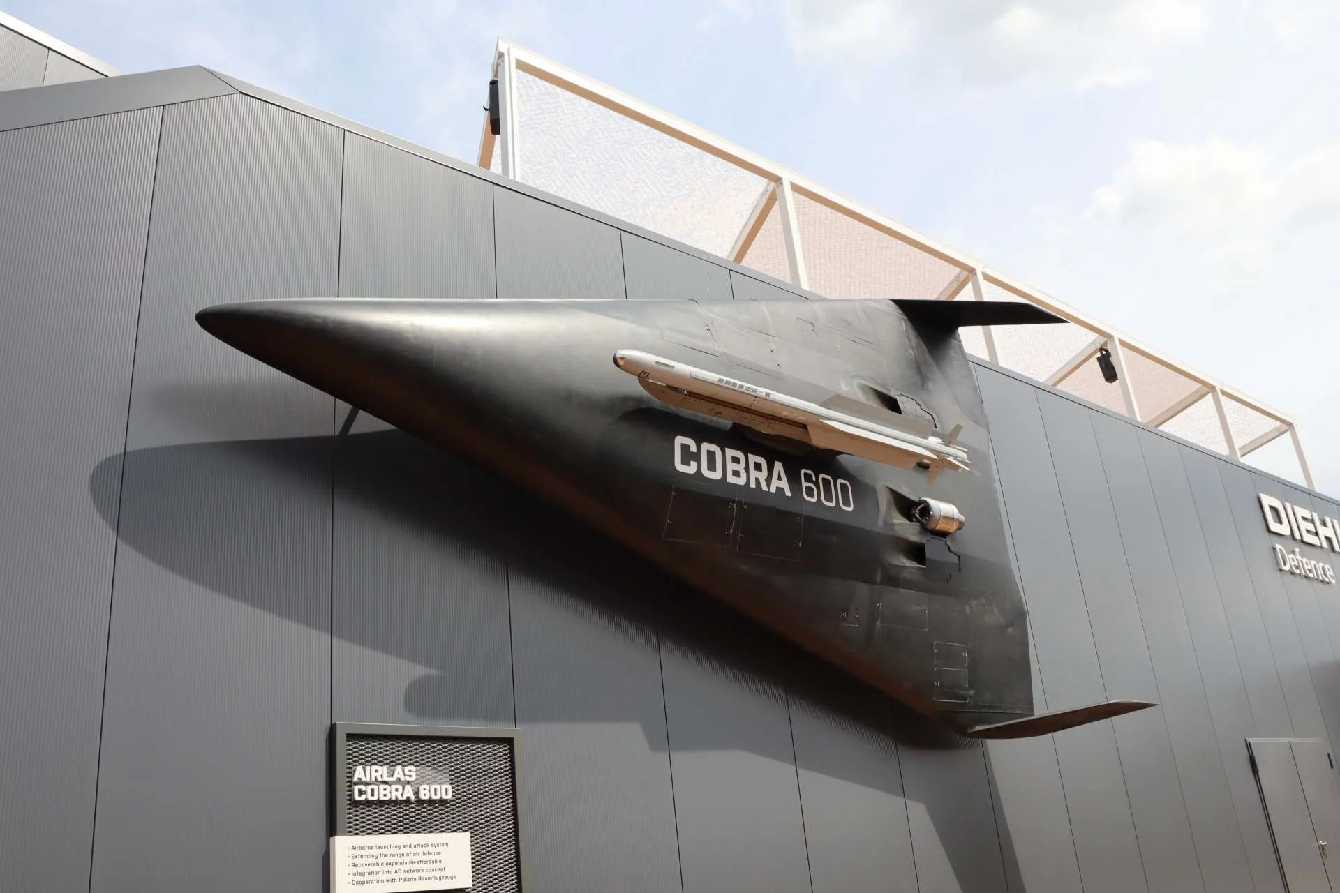 RazomUA - Diehl Defence показала Cobra 600 — безпілотник, який перетворює IRIS-T на зброю з дальністю 400 км