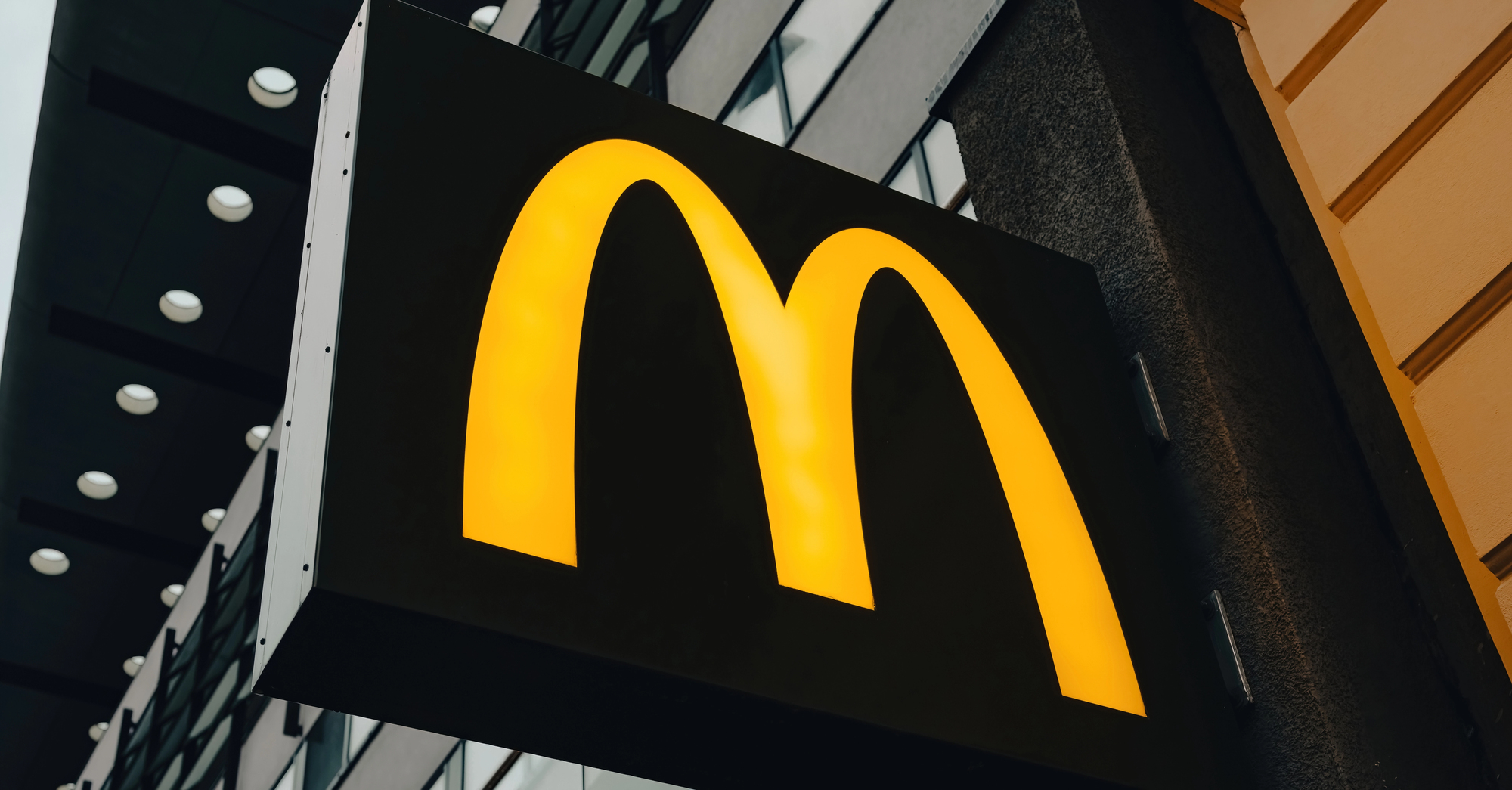 RazomUA - Атака ровно в день рождения: McDonald's на Лукьяновке поразили через 28 лет после открытия — уже в шестой раз