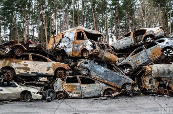 RazomUA - Les voitures qui se souviennent de 2022 : Irpin recueille des témoignages auprès du « cimetière de voitures » de la rue Universytetska