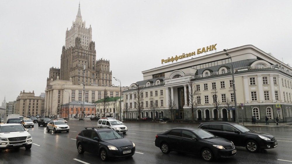 RazomUA - Raiffeisen заробляє в Росії мільярди — і не може звідти вийти. Парадокс, який влаштовує всіх