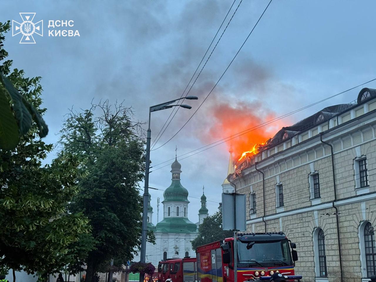 RazomUA - Mariä-Himmelfahrts-Kathedrale in Flammen: Schlag gegen die Lavra und Test für eine „entschlossene Reaktion"