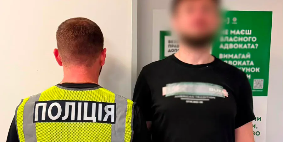 RazomUA - У Києві затримали чоловіка, який вдарив ножем сусіда по готелю через помилку доньки