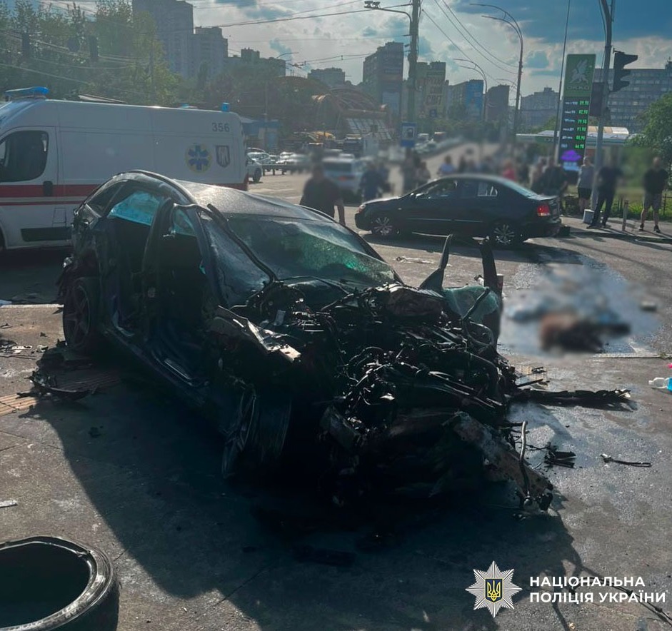 RazomUA - Mercedes на підземному переході: четверо людей загинули в п'ятничній Києві о 17:30