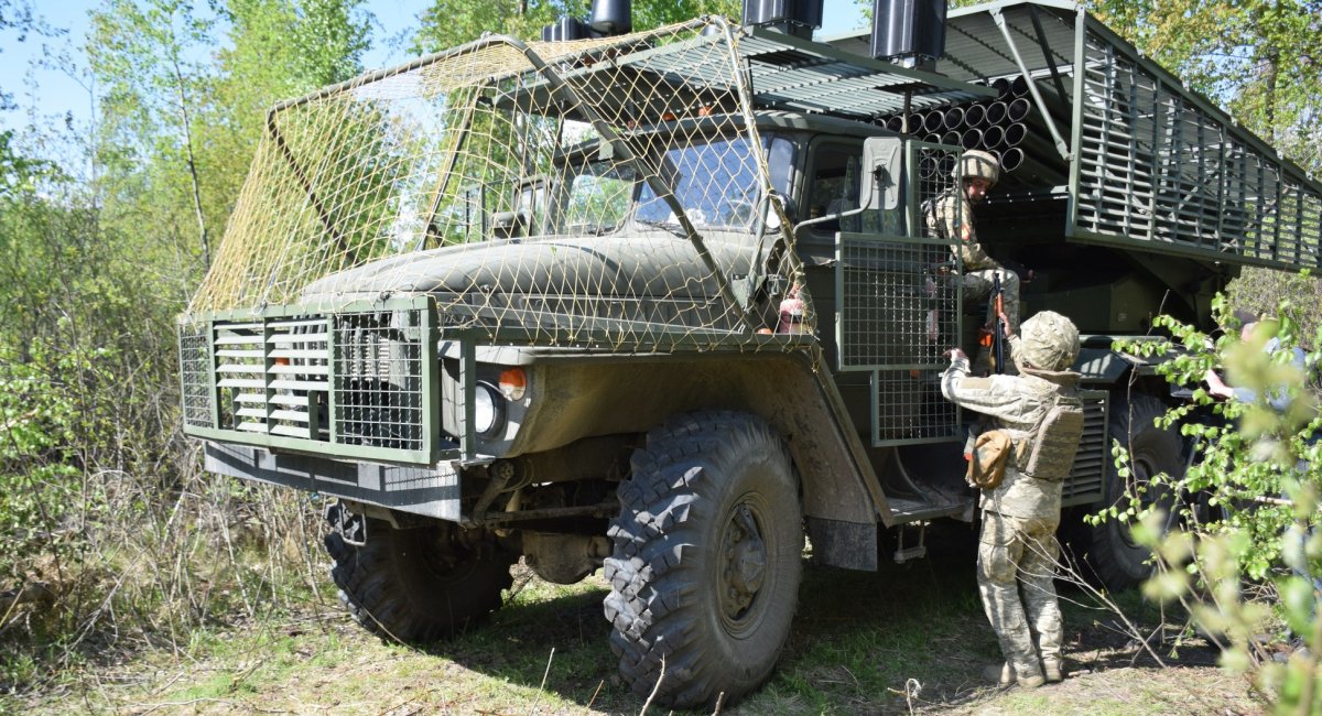 RazomUA - «Град» з клітками: ЗСУ навчилися захищати РСЗВ від FPV так само, як танки