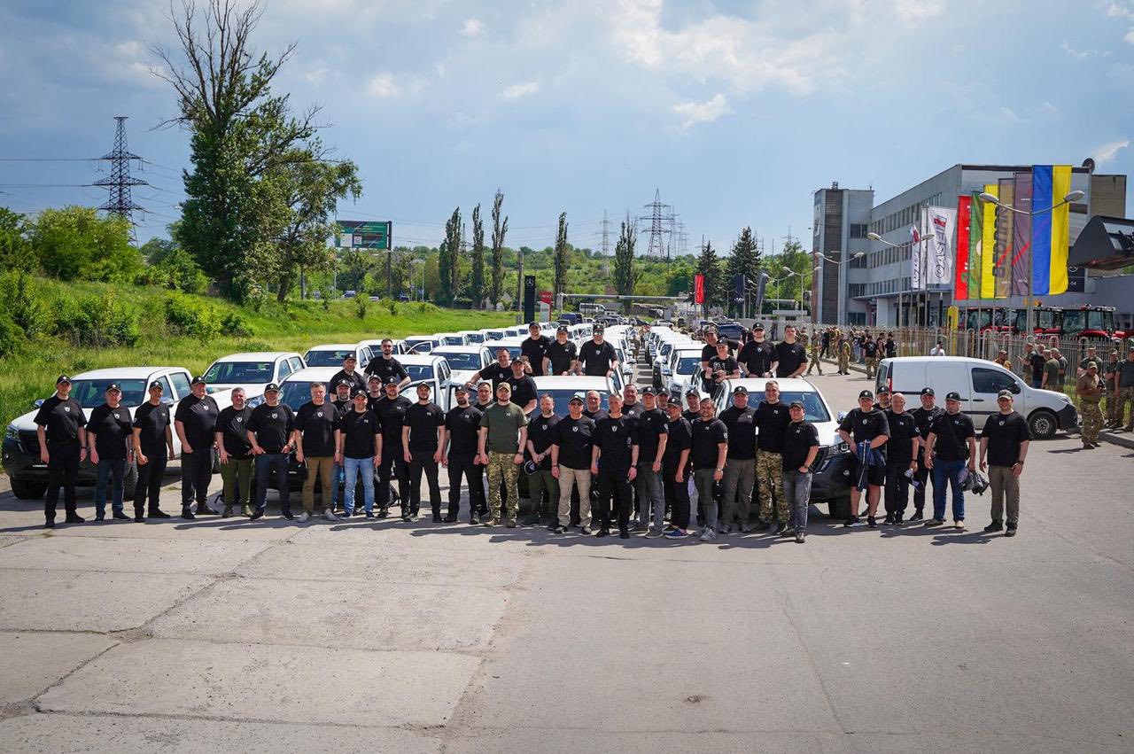 RazomUA - 54 пікапи для Чорних Запорожців: Київщина зробила найбільшу спільну закупівлю авто за всю війну