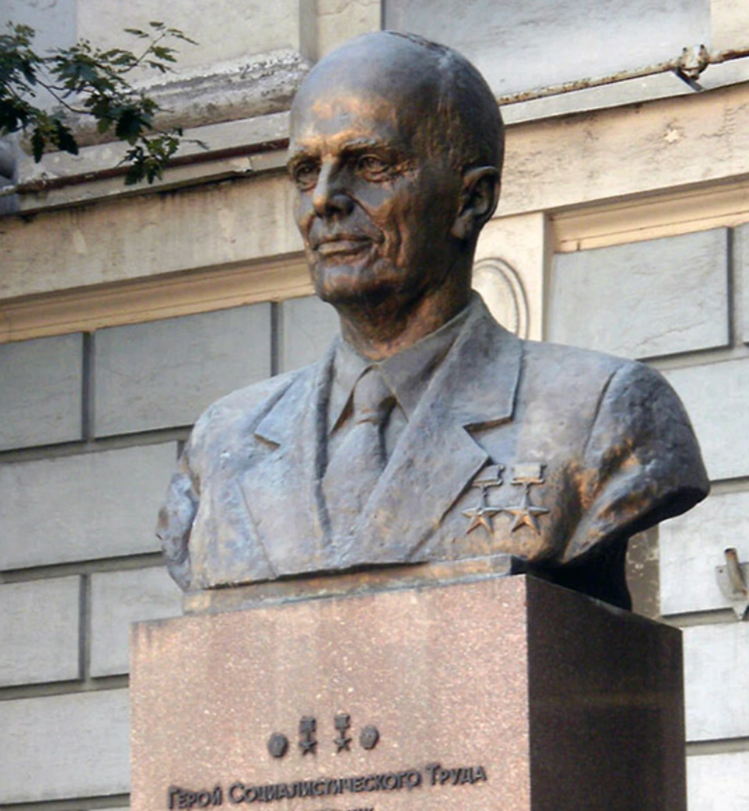 RazomUA - Soviet symbols removed from Borys Paton monument in Kyiv — the rector demands an investigation