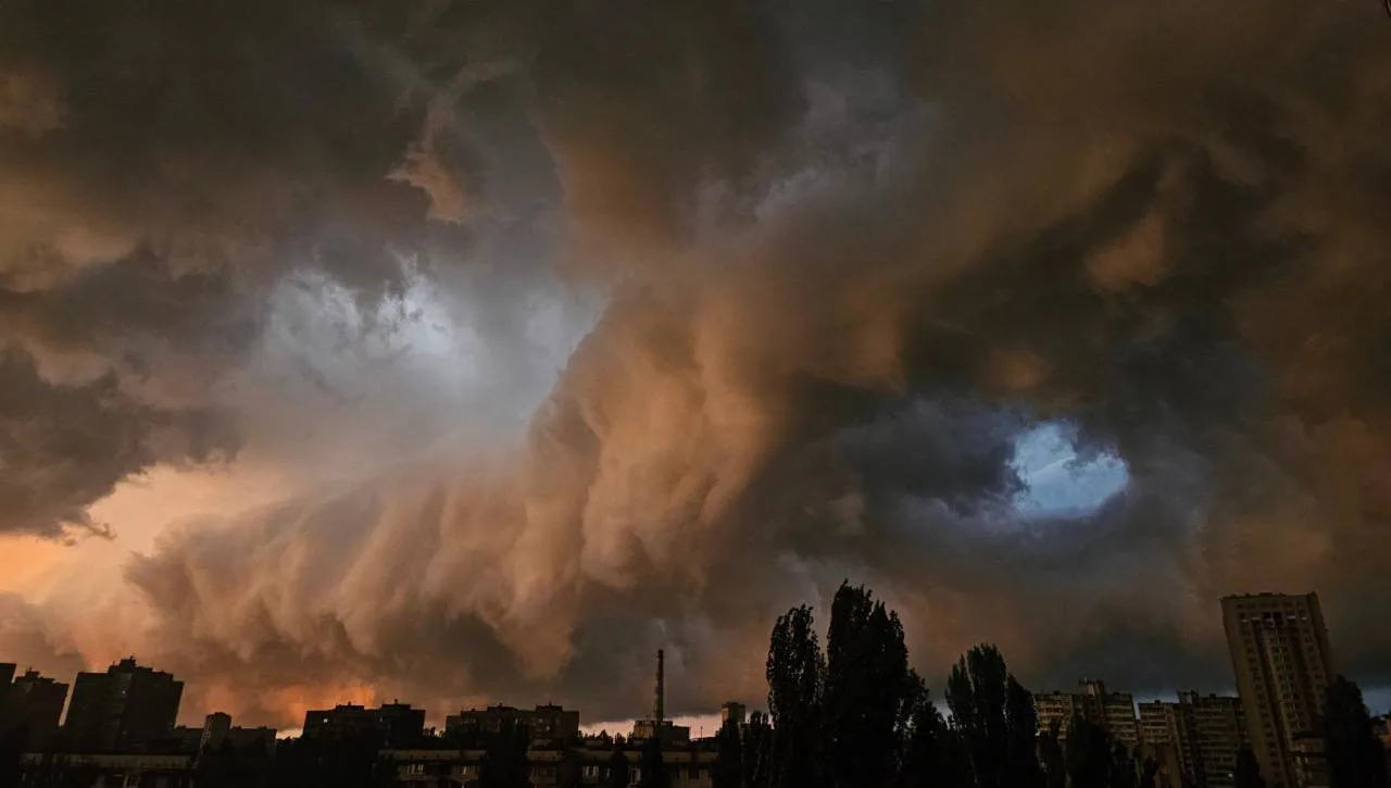 RazomUA - Pluies après une canicule de 30 degrés : les dégâts causés par l'orage à Kiev en soirée du 29 juin