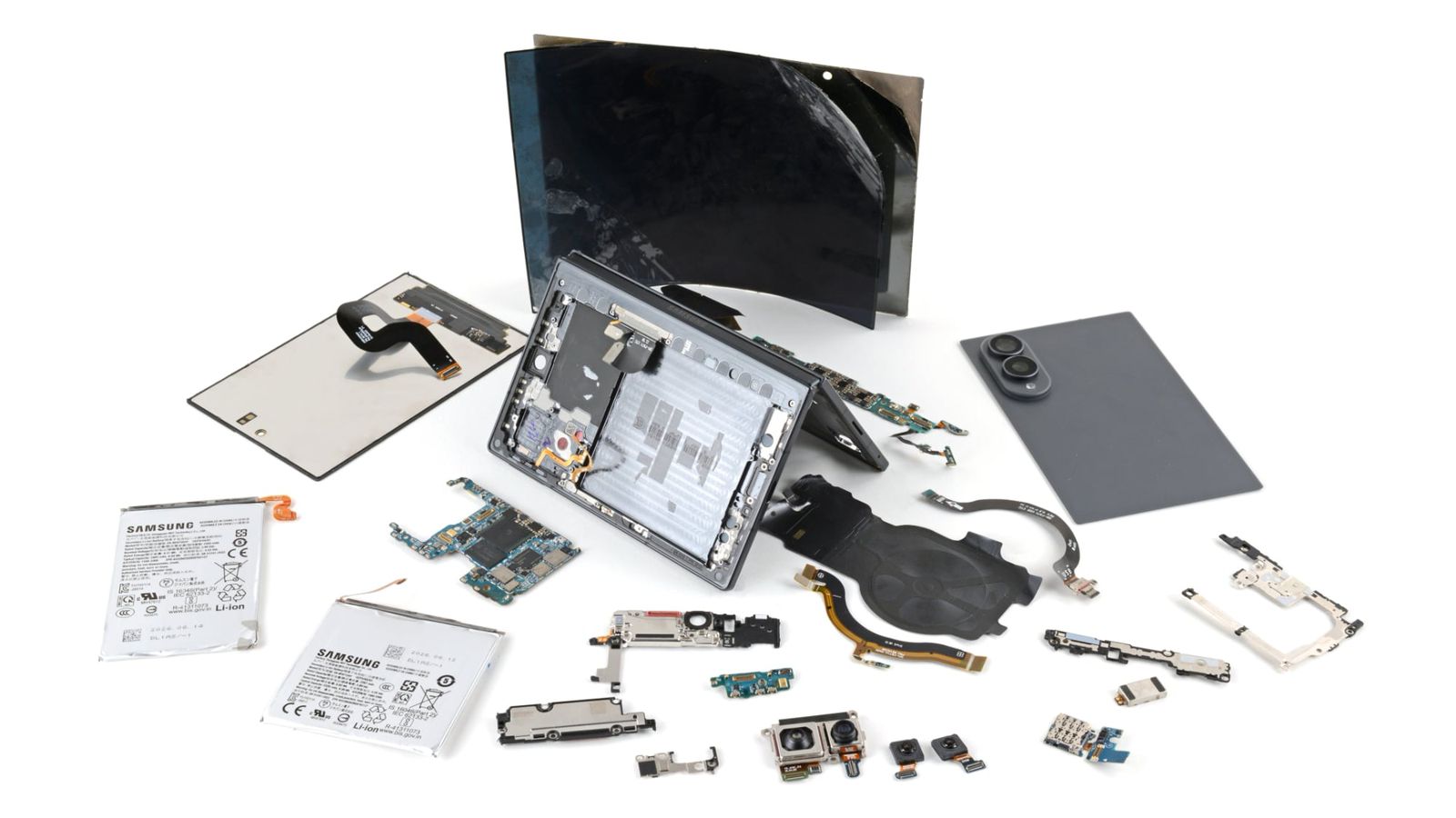 RazomUA - iFixit bombardierte das Galaxy Fold 8 mit Staub — und fand die Achillesferse aller Foldables