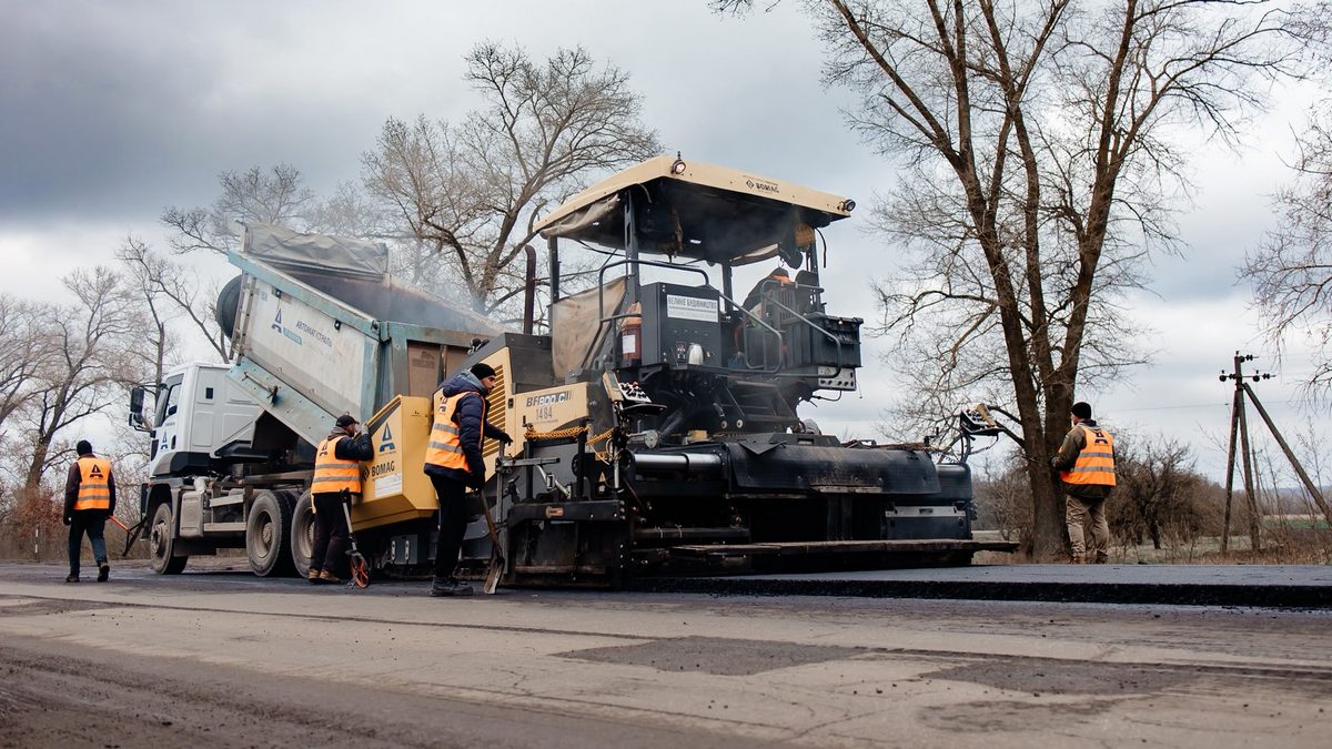 RazomUA - "200,000 sq. m per day and 90% deficit: how Ukraine repairs roads at a borrowed pace"
