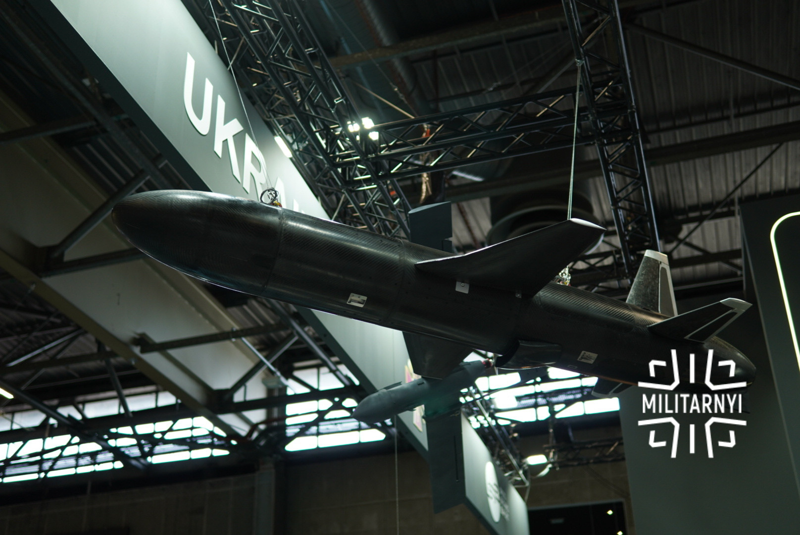 RazomUA - UAV-290: Укроборонпром показав реактивний дрон-камікадзе з дальністю 650 км — без льотчика, без аеродрому