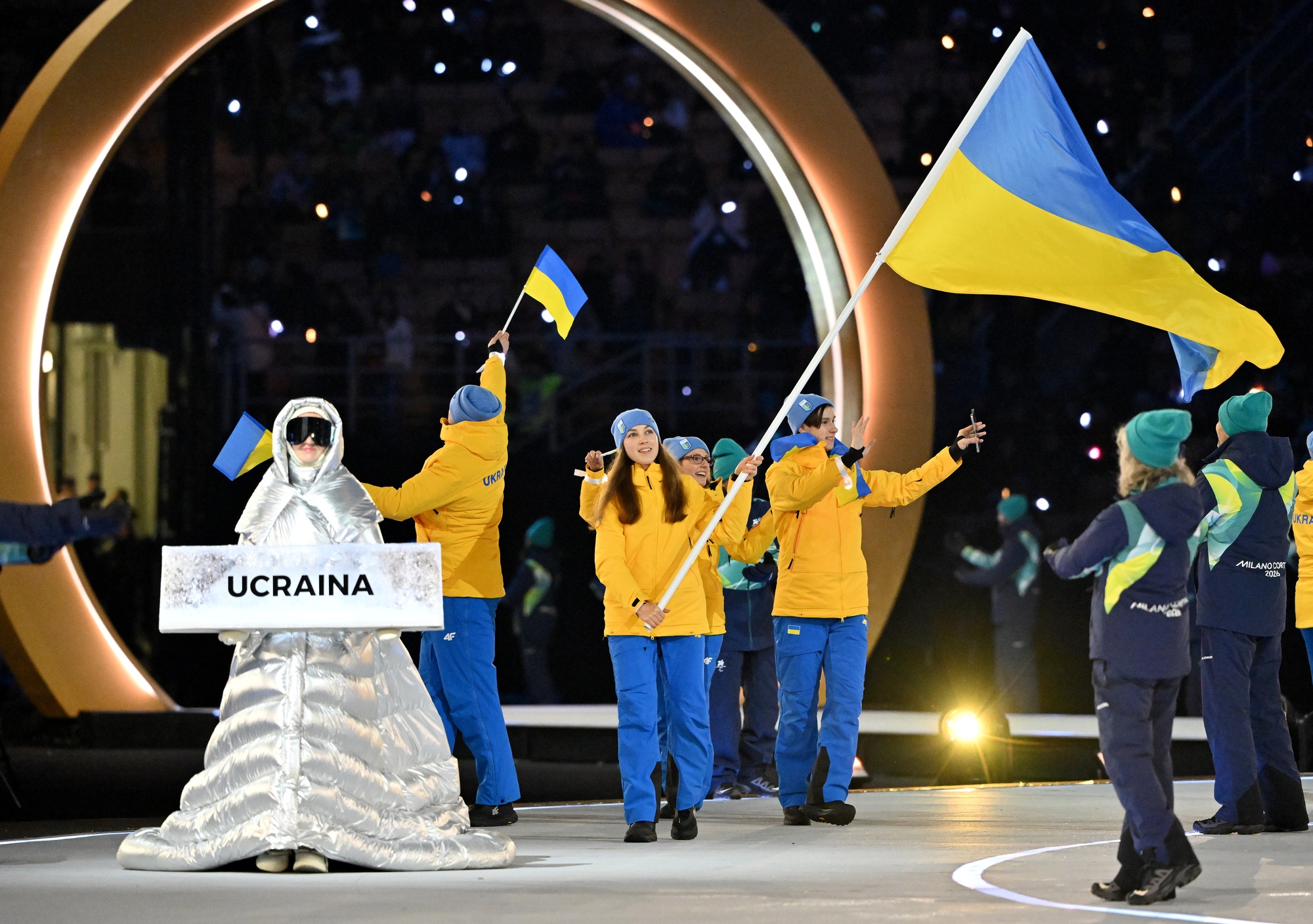 RazomUA - Россиянка несла табличку Украины на открытии Олимпиады-2026 — небольшой жест с большим смыслом.