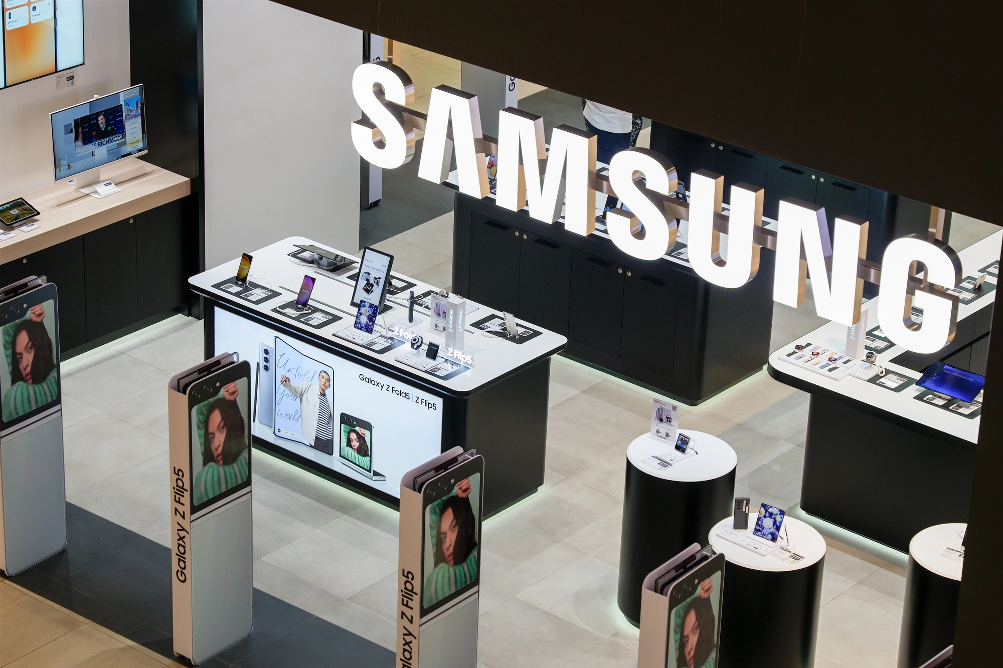 RazomUA - OLED with no visible crease: Samsung unveils a panel that could transform the Galaxy Z Fold 8 — what it means for the market and Ukraine