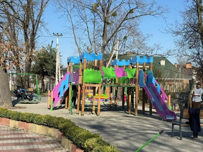 RazomUA - Playground in Stoyanka: how the participatory budget turns a neighborhood initiative into concrete and swings