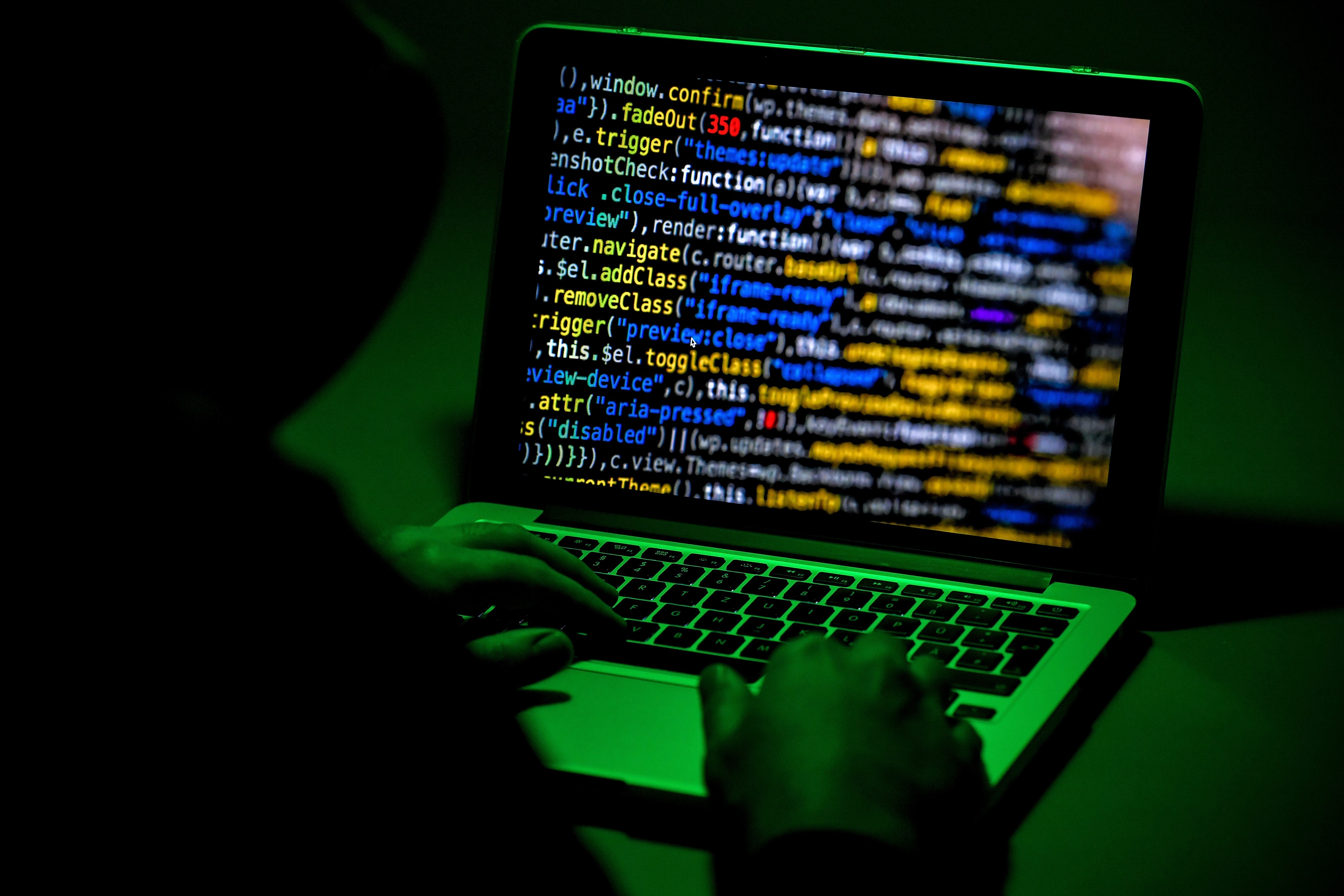 RazomUA - Hacker Sector16, der 60.000 Dollar für das Versprechen erhalten hat, die Ukraine drei Tage lang stromlos zu machen, gesteht Schuld in den USA