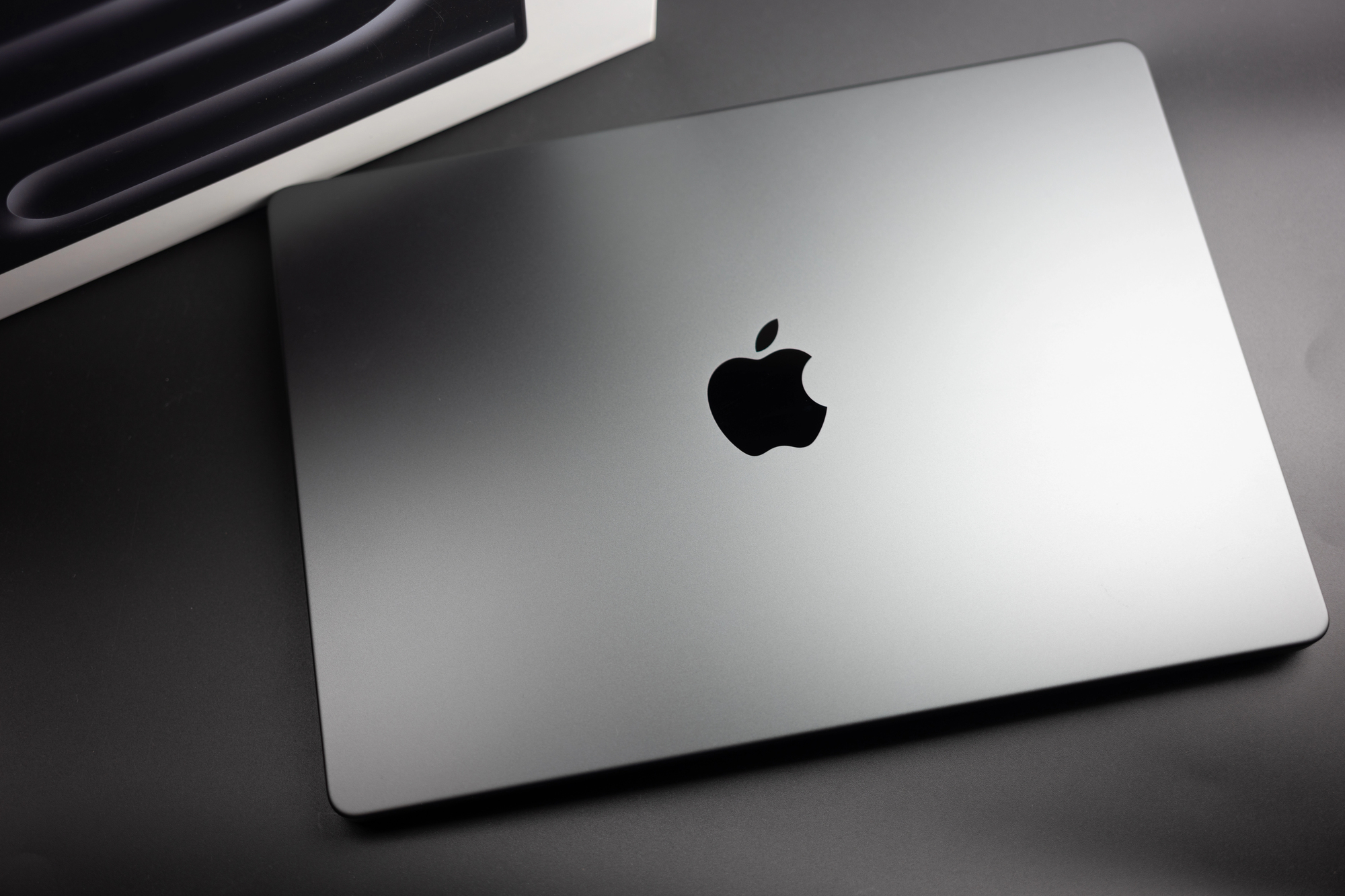 RazomUA - Apple может позаимствовать Privacy Display у Samsung — что это изменит для безопасности на MacBook