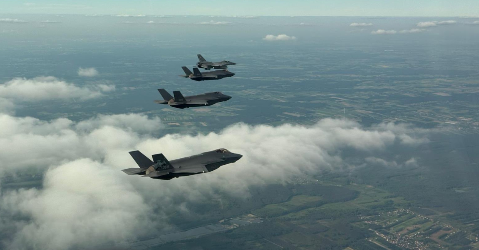 RazomUA - «Гусари» повернулися: польський F-35 Husarz сідає там, де колись стояли радянські МіГи