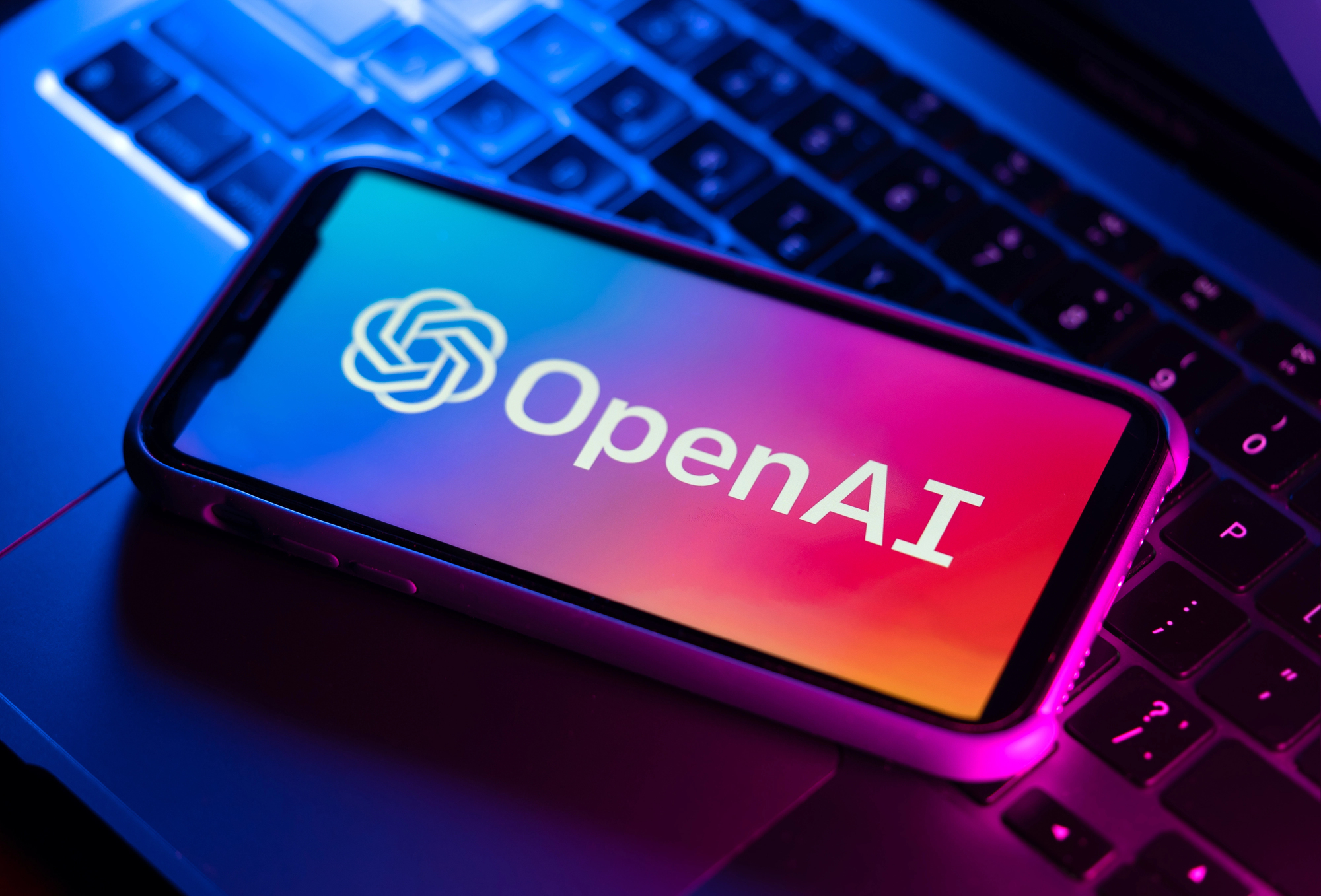RazomUA - OpenAI будує «живу» колонку — і вже судиться з Apple ще до її виходу