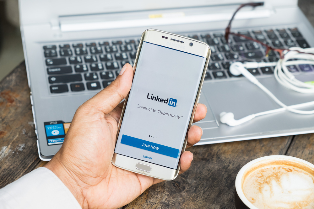 RazomUA - LinkedIn признала: почти половина постов — ИИ-мусор. Что изменит новая кнопка