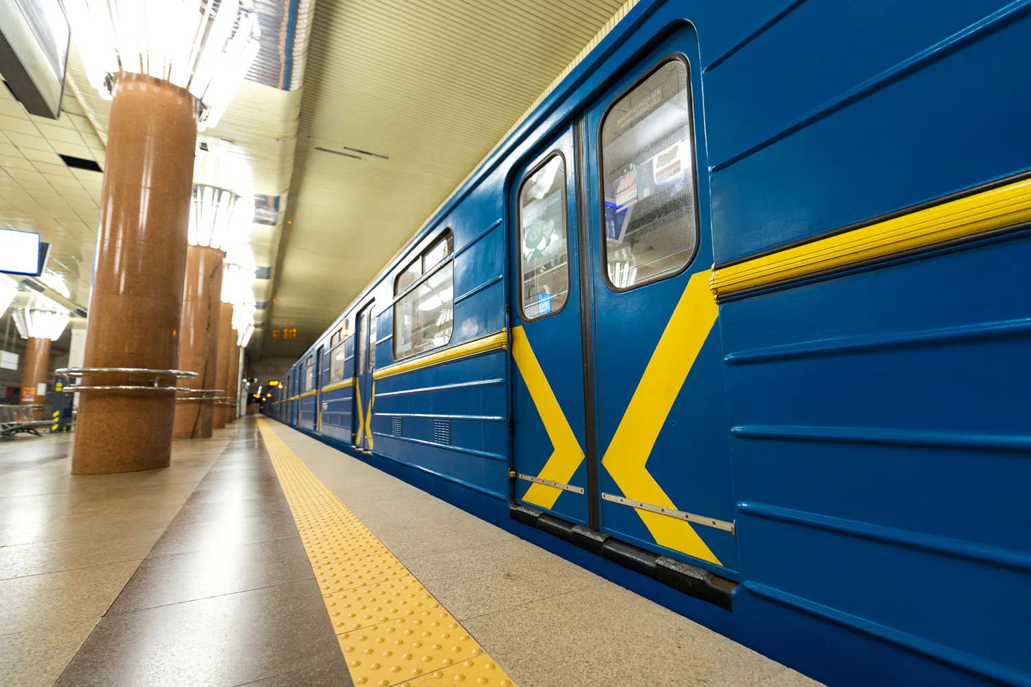 RazomUA - Жовтий рівень тривоги: Київ отримає метро без зупинок і коротшу комендантську годину — але це вже вимагала мерія