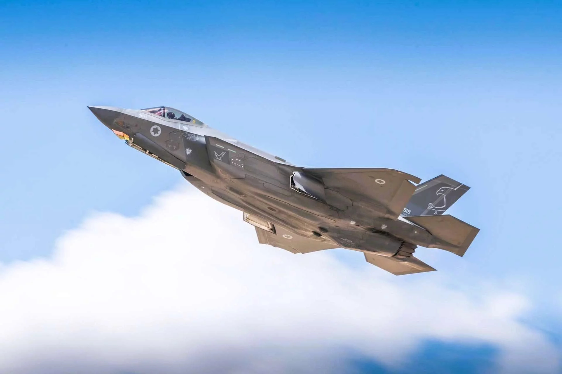 RazomUA - Израиль модернизировал F-35I Adir: встроенные баки и дополнительные ракеты увеличивают дальность ударов