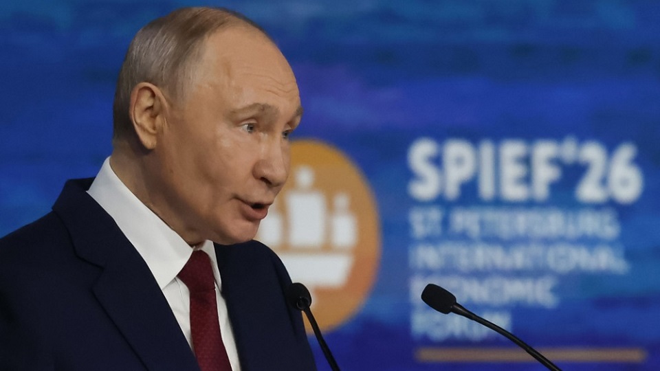 RazomUA - Путін на ПМЕФ говорить про стабільність — 71 регіон із 85 закінчив рік із дірою в бюджеті